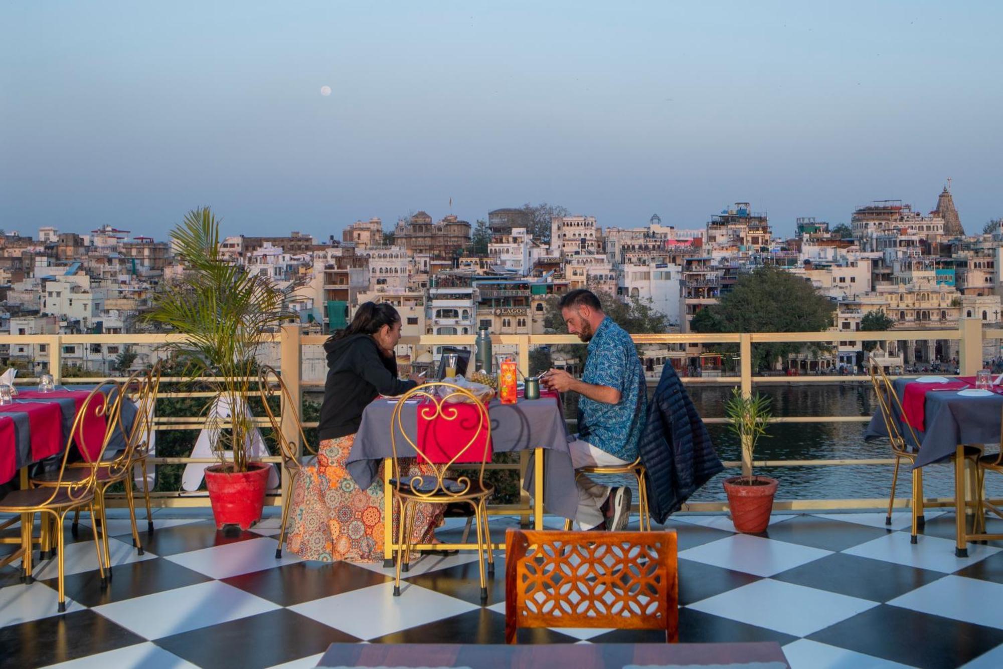 Dera Pichola- A Lake Facing Boutique Hotel Udaipur Ngoại thất bức ảnh