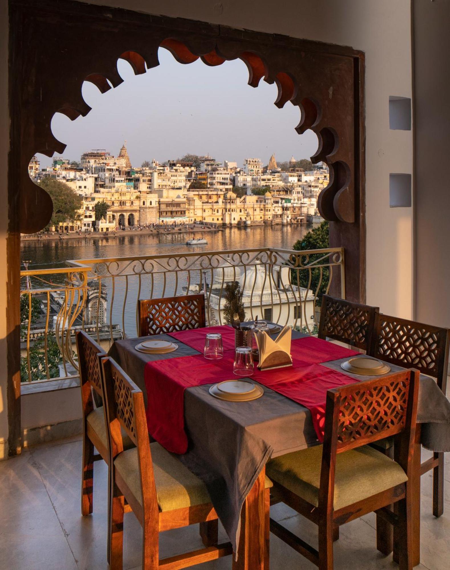 Dera Pichola- A Lake Facing Boutique Hotel Udaipur Ngoại thất bức ảnh